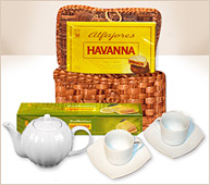 Canasta con alfajores, tetera y tazas