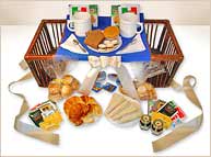 Desayuno en bandeja de cama con revistero para dos personas.