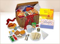 Exquisiteces en baúl artesanal, libro Mujeres Madres y tarjeta