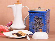 Tetera de Porcelana y lindo estuche con galletas.