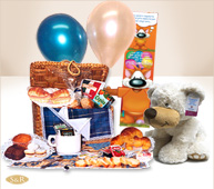 Desayuno con peluche, globos y tarjeta con abrazo