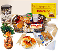 Desayuno en bandeja con huevo de Pascua y alfajores Havanna