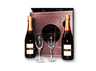 Dos botellas de Chandon Extra Brut con dos copas.