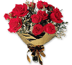 Doce rosas rojas importadas en ramo redondo dorado