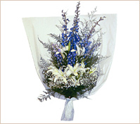 Ramo de delphiniums azules y liliums ó azucenas
