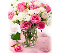 Ramo de rosas en florero