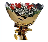 Doce rosas rojas en ramo