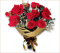 Doce rosas en ramo redondo